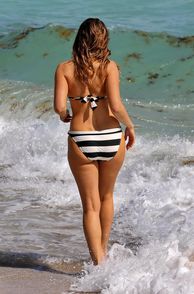 Hot Ass Celeb In Bikini At Beach